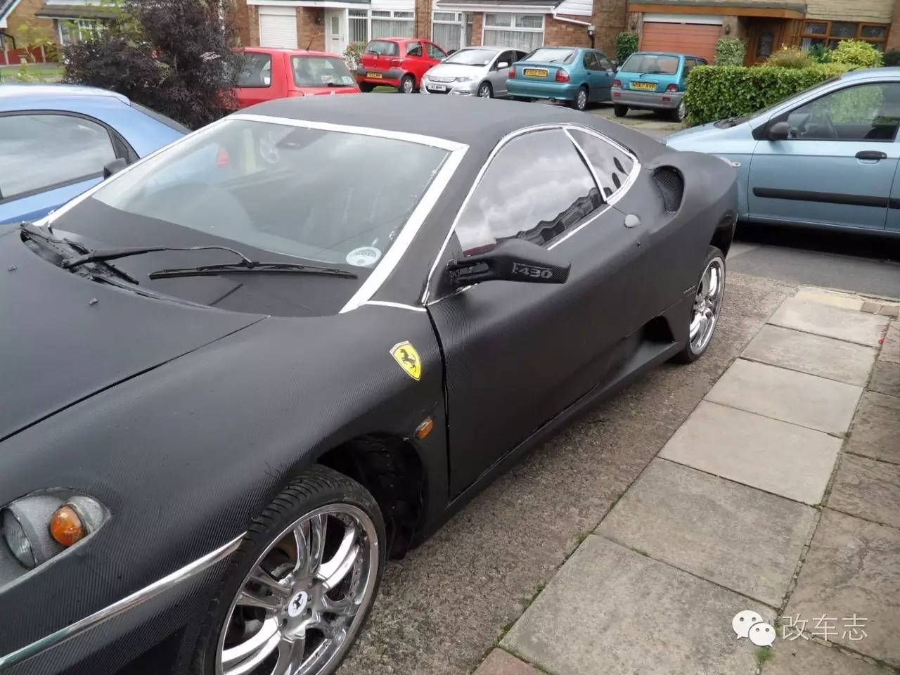 小伙开法拉利跑车，美女坐上车后一脸懵逼