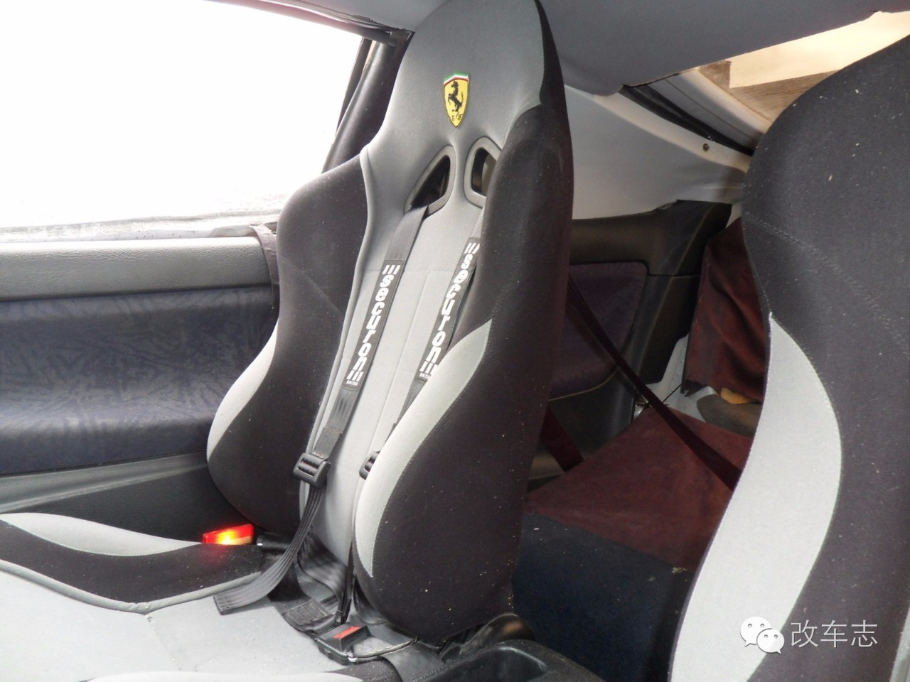 小伙开法拉利跑车，美女坐上车后一脸懵逼