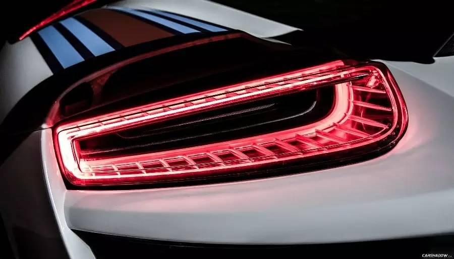 无声却黯淡万物，无情却俘获众心