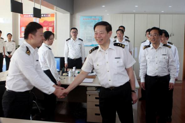 图为:鲁培军慰问杭州海关隶书舟山海关一线关员丁鑫/摄