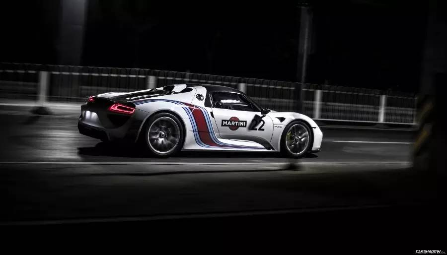 无声却黯淡万物，无情却俘获众心