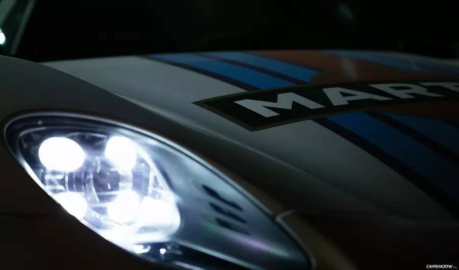 无声却黯淡万物，无情却俘获众心