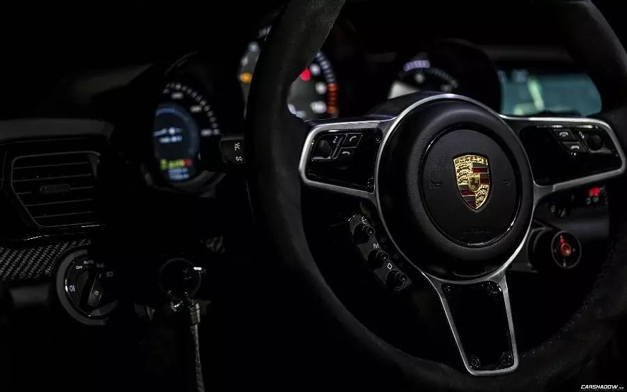 无声却黯淡万物，无情却俘获众心