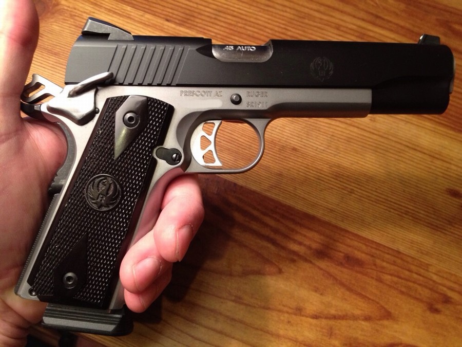 点击图片进入下一页sr 1911的玻璃纤维增强的尼龙枪身减小了后坐力对