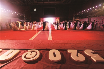 南京大学114对新人办集体婚礼 校长为校友证婚