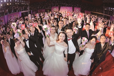 南京大学114对新人办集体婚礼 校长为校友证婚
