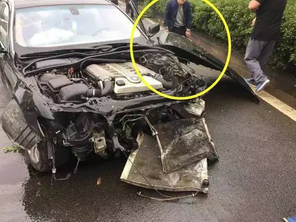 迈凯伦撞毁宝马760，两车司机下车对视一笑