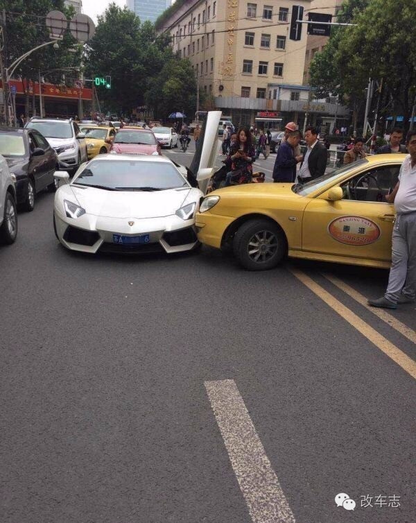 车主哭晕：飞度撞宾利判全责，得赔多少钱