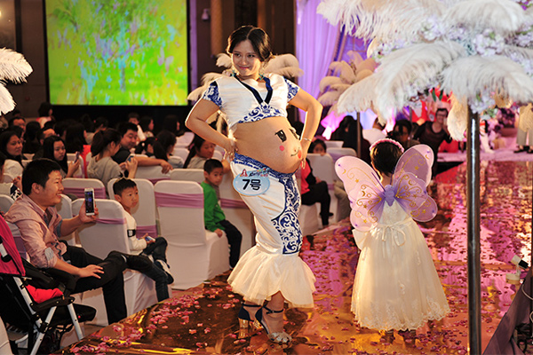 长沙孕妈咪cosplay动漫节二胎妈妈上演亲子秀
