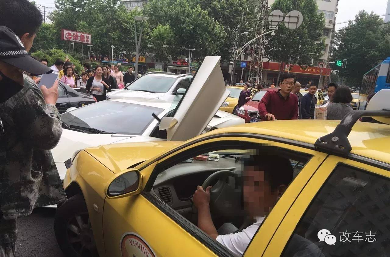 车主哭晕：飞度撞宾利判全责，得赔多少钱