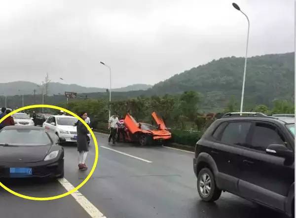 迈凯伦撞毁宝马760，两车司机下车对视一笑