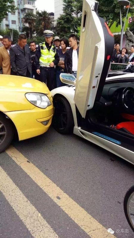 车主哭晕：飞度撞宾利判全责，得赔多少钱