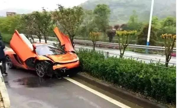 迈凯伦撞毁宝马760，两车司机下车对视一笑