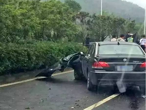 迈凯伦撞毁宝马760，两车司机下车对视一笑