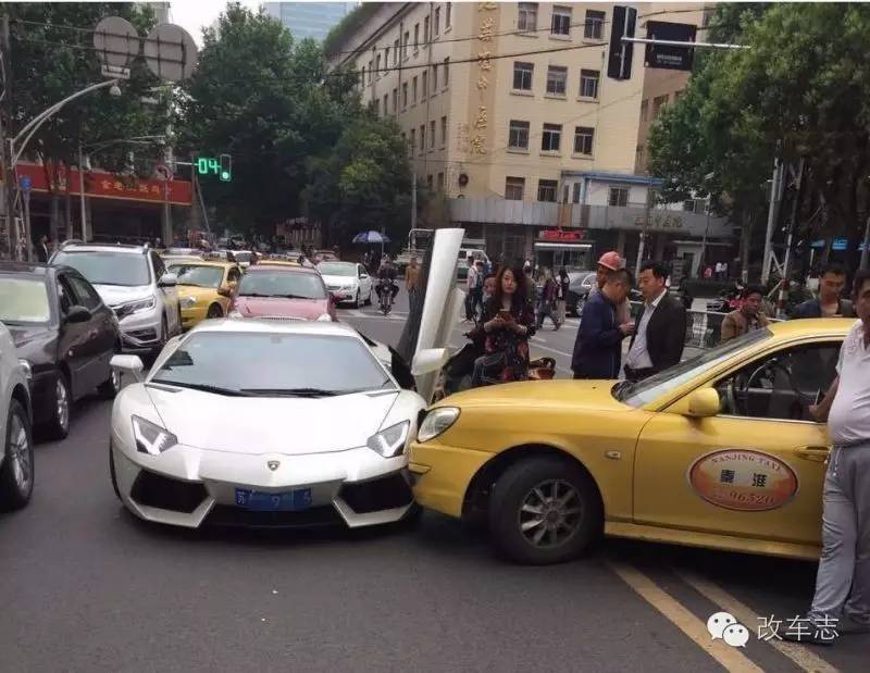 车主哭晕：飞度撞宾利判全责，得赔多少钱