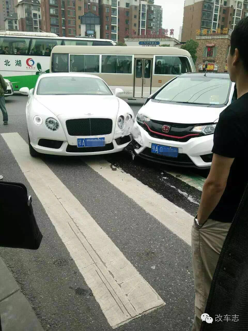 车主哭晕：飞度撞宾利判全责，得赔多少钱