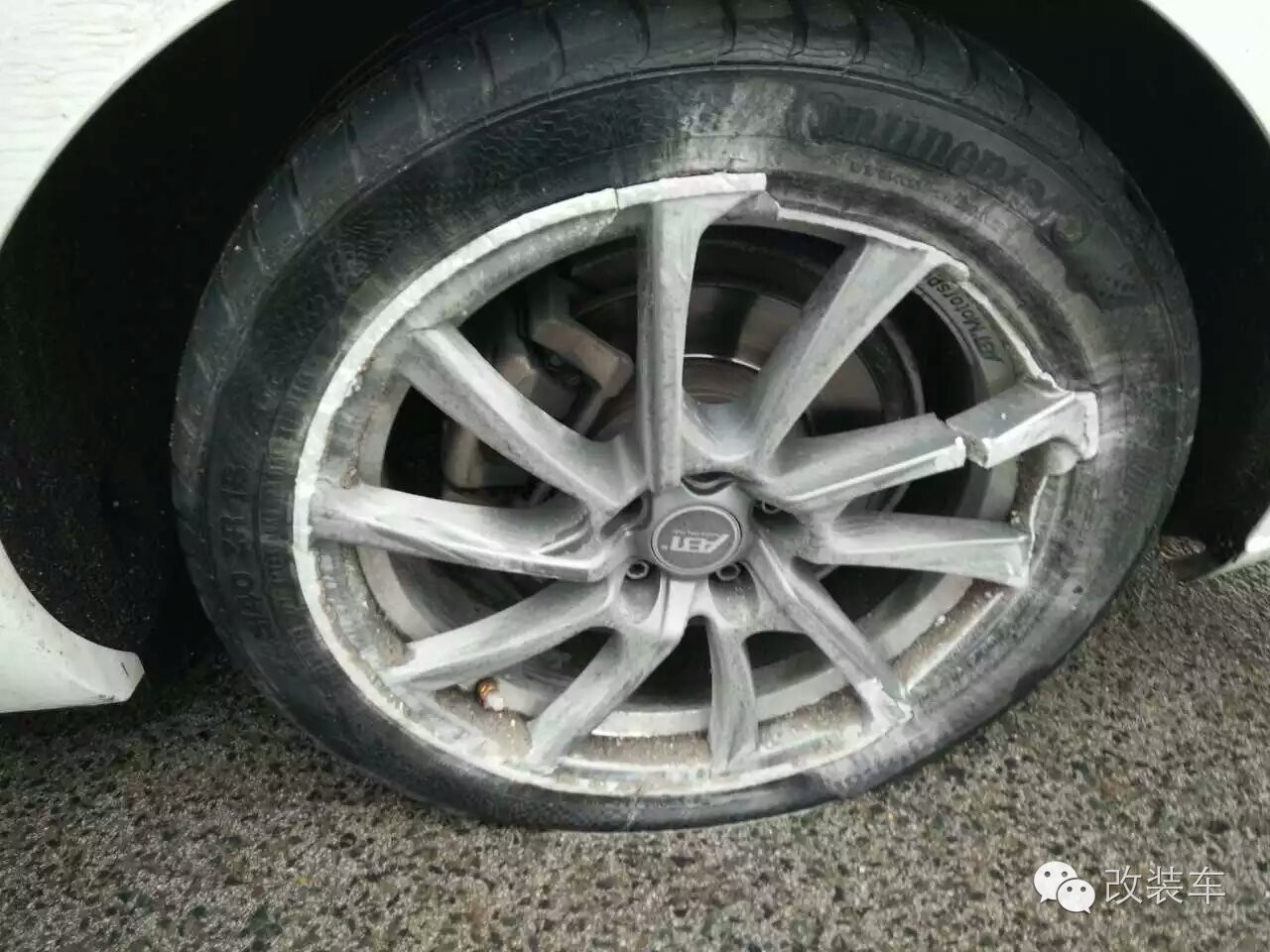 山寨轮毂险丧命，奥迪A6气囊爆开！