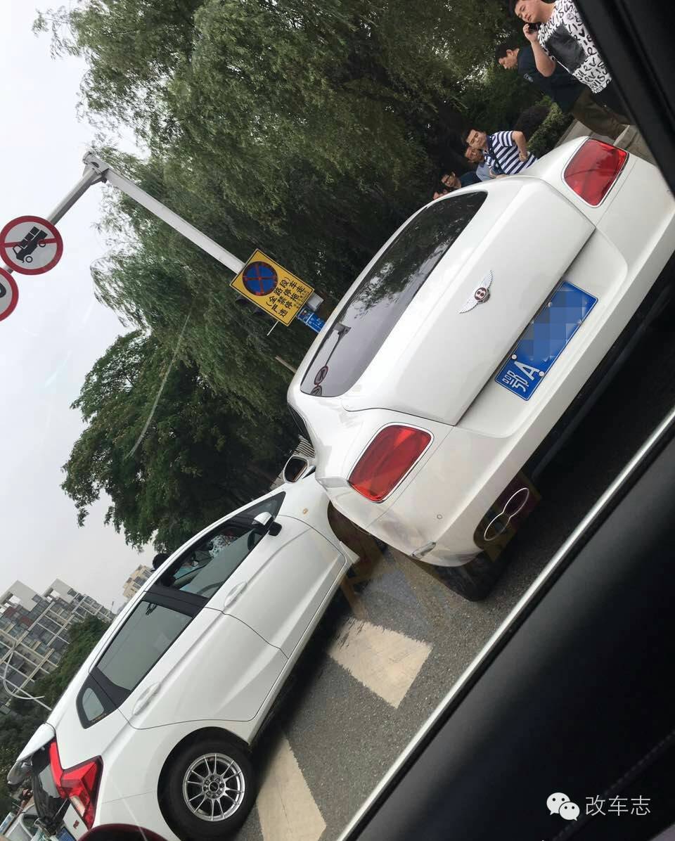 车主哭晕：飞度撞宾利判全责，得赔多少钱