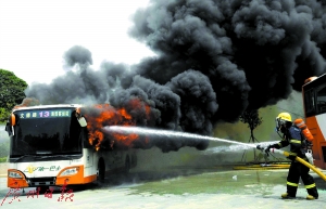 公交车燃烧后消防员及时灭火。
