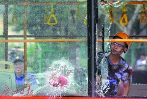 志愿者用灭火器砸破公交车玻璃。