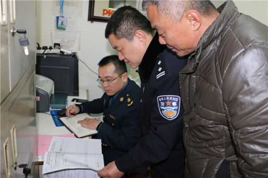 今年2月29日凌晨3时许,莆田市城厢区霞林公安检查站附近,几名交警拦
