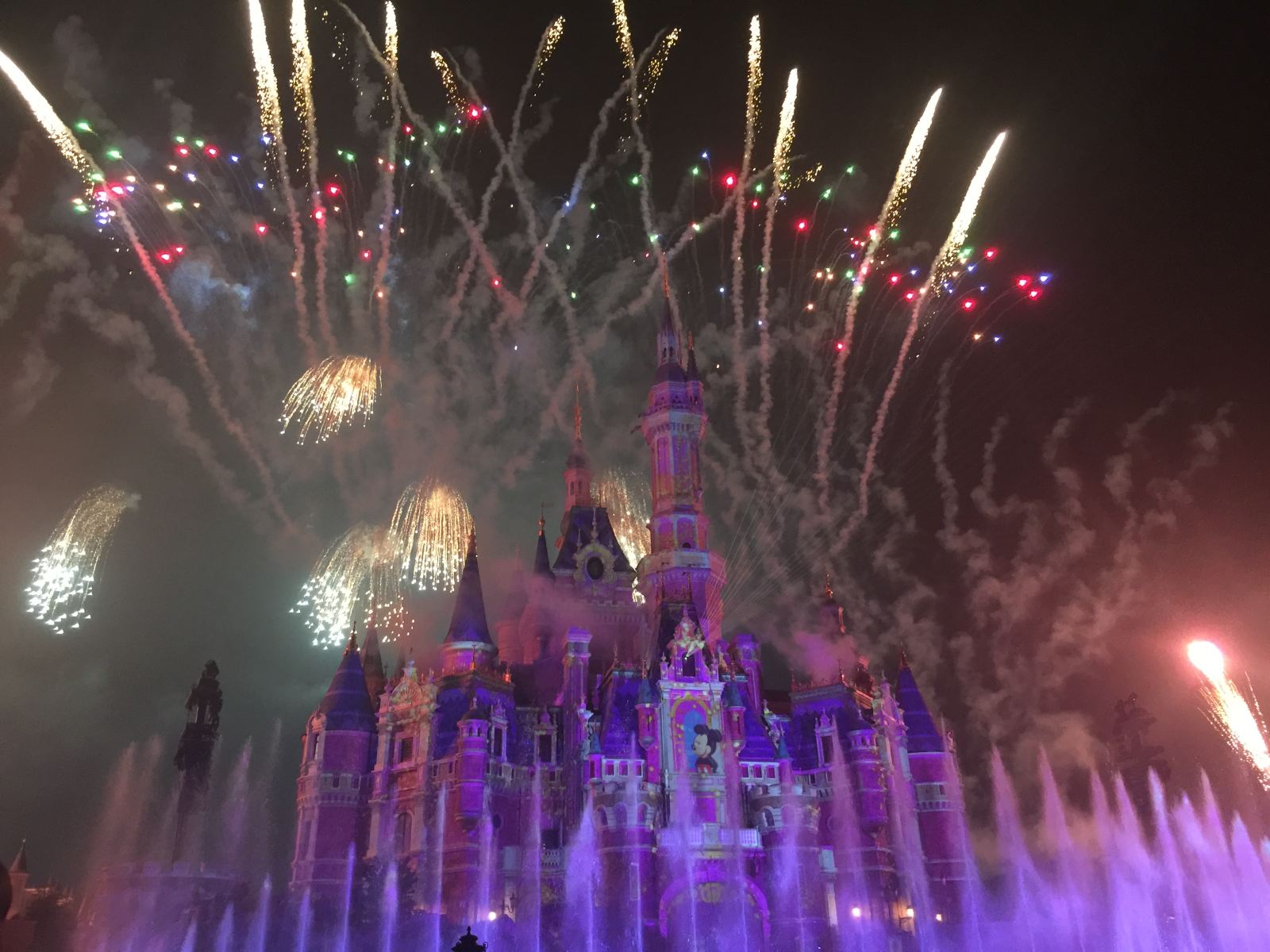 图文 上海迪士尼 夜光幻影 烟花首秀 现场沸腾 手机新浪网