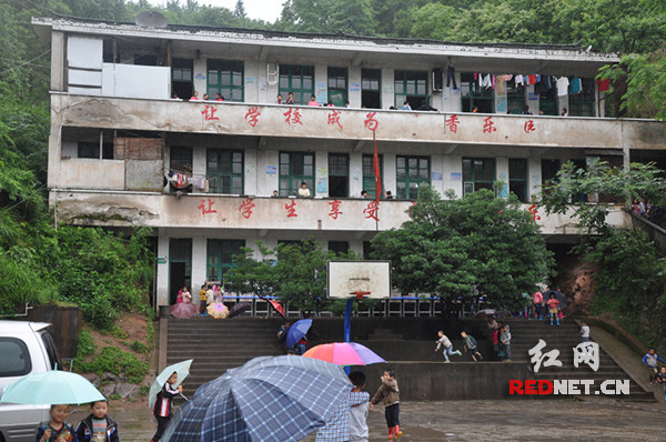 怀化市辰溪县大水田乡中心小学的教学楼.