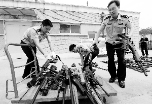 北京警方今年缴枪5百余支 子弹近6万发(图)