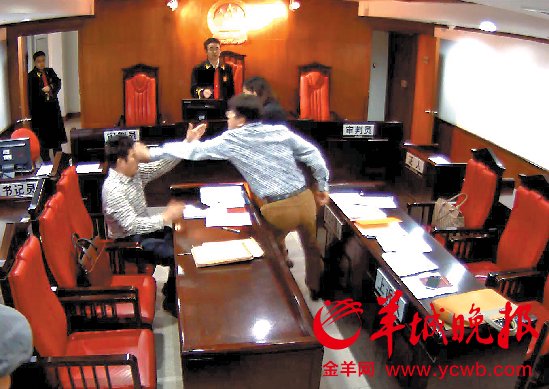 柳,通讯员马伟锋,彭勇报道:对方代理人正在发表观点,他竟突然拍案而起