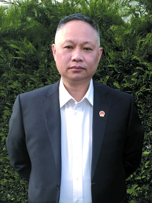 潘柏林作品《观沧海》黄强华作品《品悟》黄志伟在创作中.