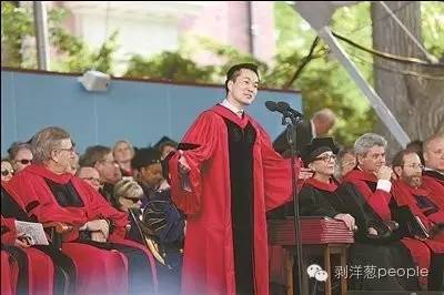 何江在哈佛大学毕业典礼上演讲。