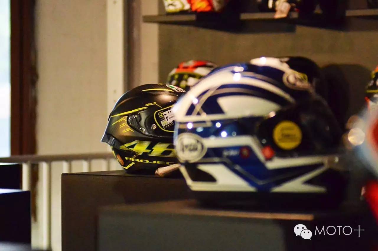 看MOTO+主页菌在德国逛摩托车装备用品店