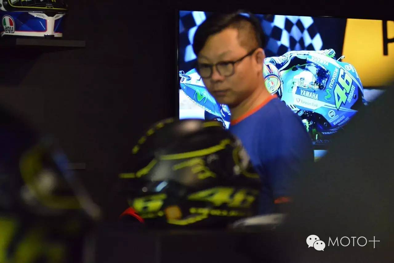 看MOTO+主页菌在德国逛摩托车装备用品店