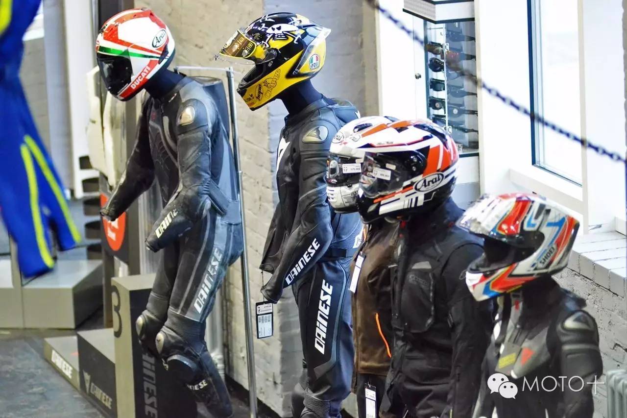 看MOTO+主页菌在德国逛摩托车装备用品店