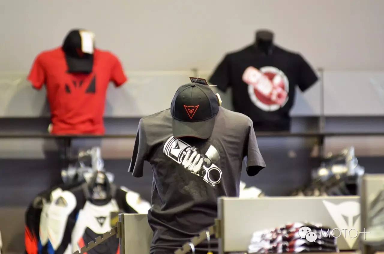 看MOTO+主页菌在德国逛摩托车装备用品店