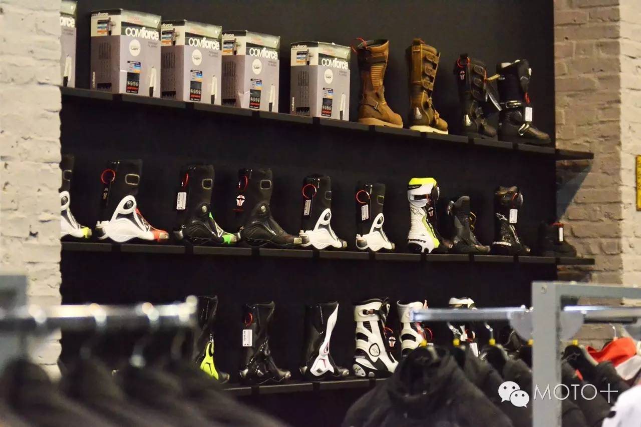 看MOTO+主页菌在德国逛摩托车装备用品店