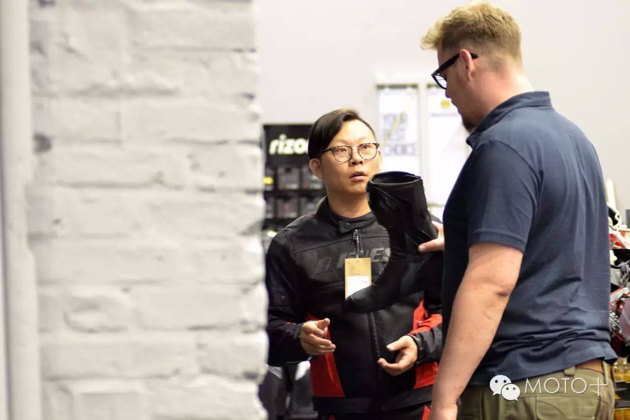 看MOTO+主页菌在德国逛摩托车装备用品店