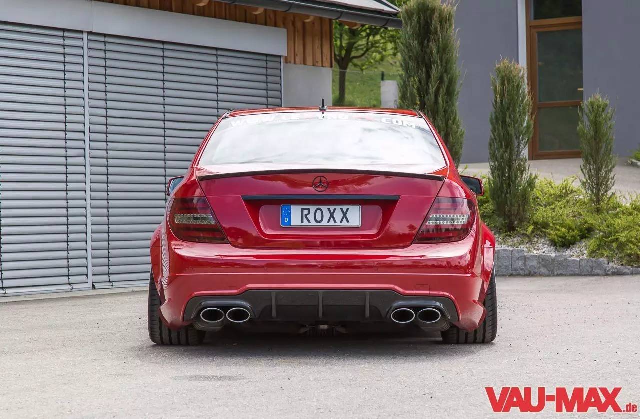 硬盘里的玩车女神，看到她的座驾我硬了！