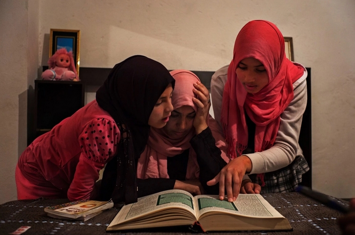 两个大女儿加入isis母亲禁止小女儿上脸书