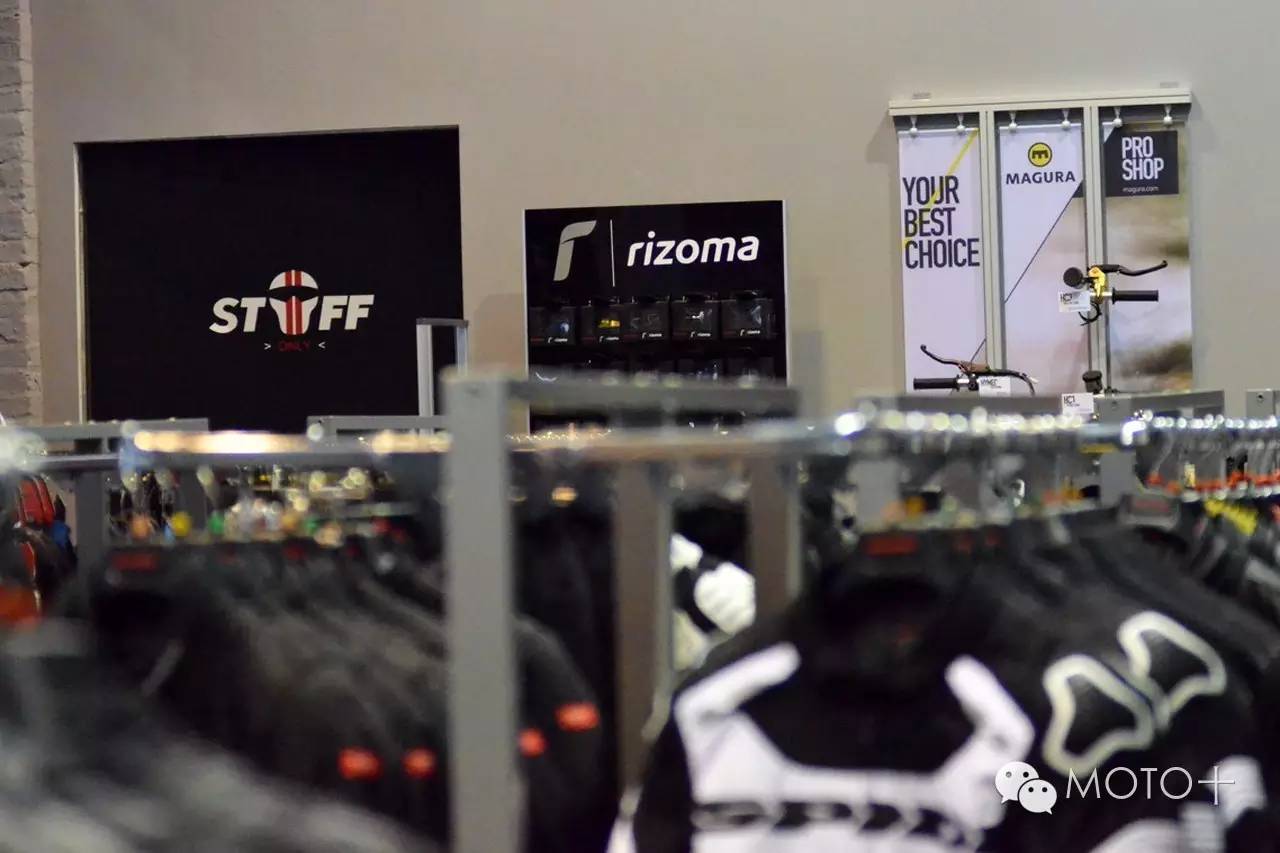 看MOTO+主页菌在德国逛摩托车装备用品店