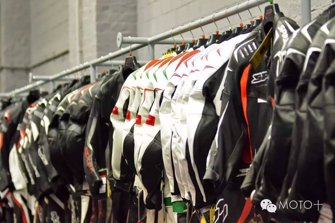 看MOTO+主页菌在德国逛摩托车装备用品店