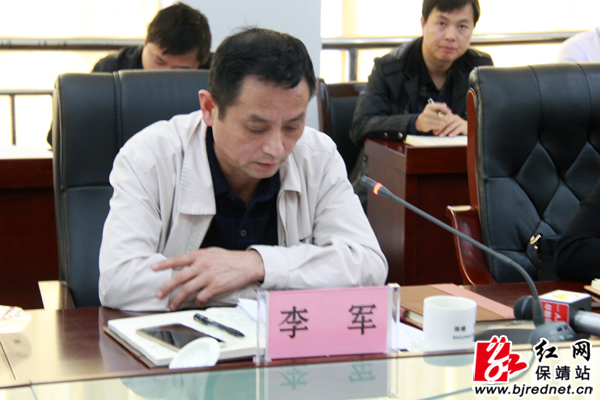 保靖县委常委,副县长阳文魁发言.