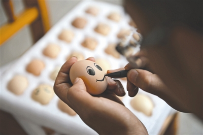 室内设计师辞职当"鸡倌"