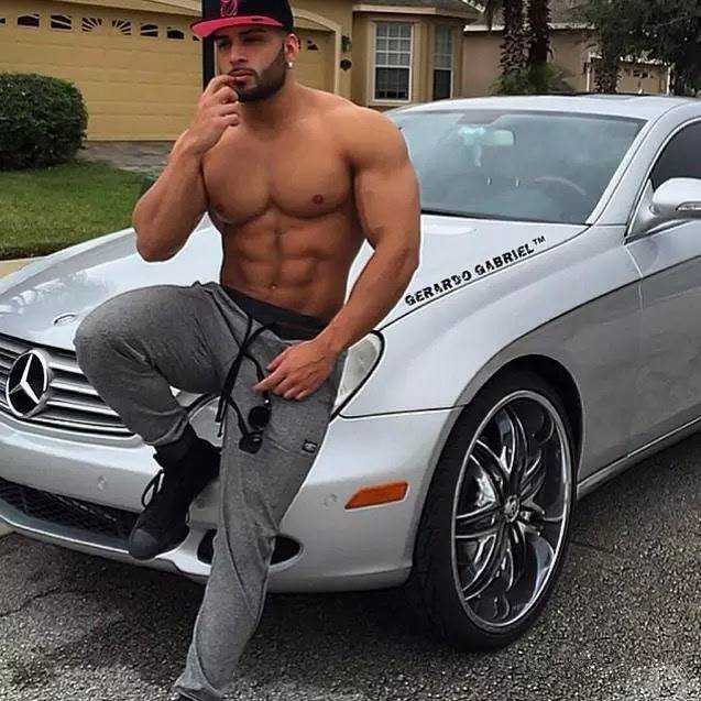 玩车哥们中奖500万，记者问他想怎么花？