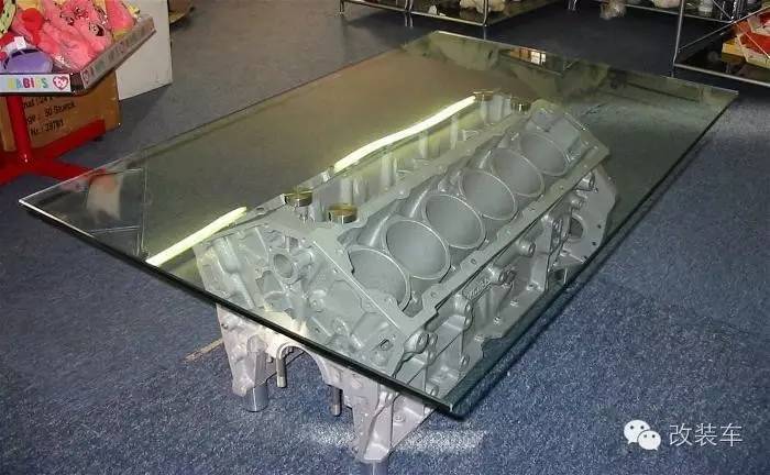 朋友家吃饭桌子比我的车还贵