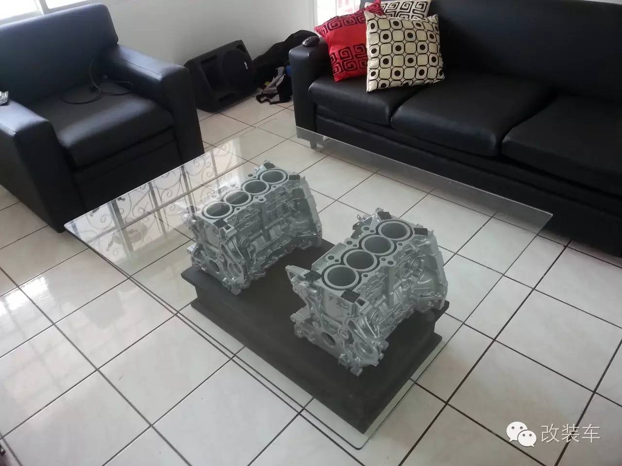 朋友家吃饭桌子比我的车还贵