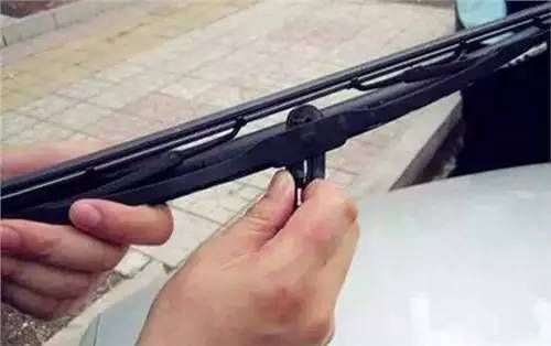 雨刮器越刮越不干净？其实是你不会用...