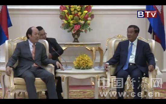 柬埔寨巴戎电视台报道截图。右：洪森  左：杨国强
