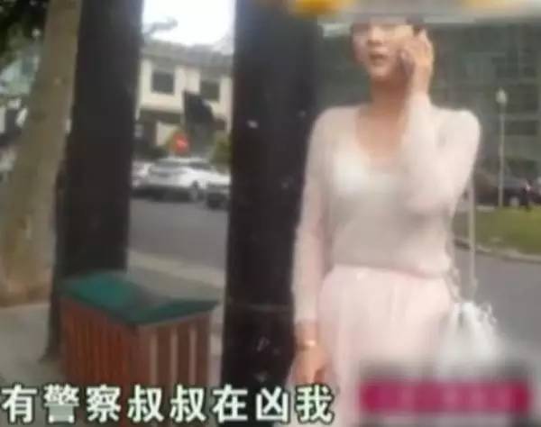 奔驰超跑女司机违章 对拦车交警妩媚撒娇