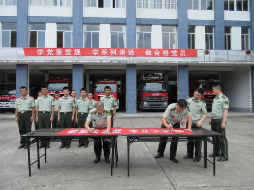 闽清大队组织全体官兵开展签订开车不喝酒喝酒不开车横幅承诺签名活动